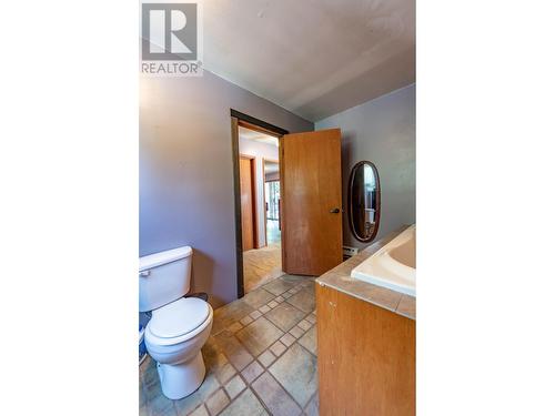 9905 6 Highway, Salmo, BC - Indoor Photo Showing Bathroom