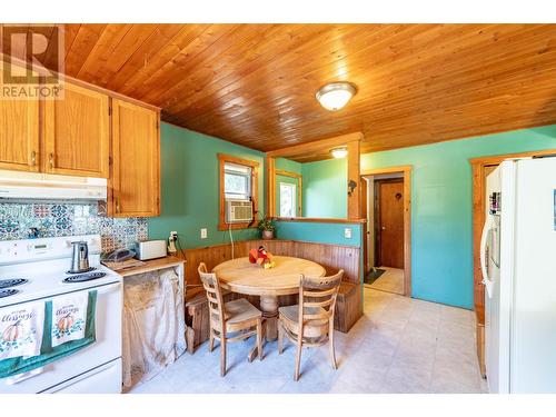 9905 6 Highway, Salmo, BC - Indoor Photo Showing Dining Room