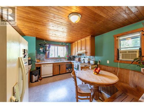 9905 6 Highway, Salmo, BC - Indoor Photo Showing Dining Room