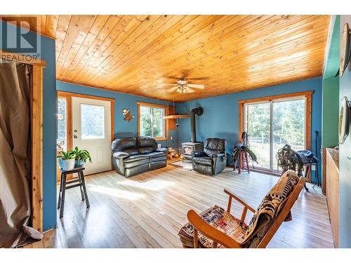 9905 6 Highway, Salmo, BC - Indoor Photo Showing Living Room