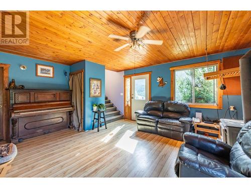 9905 6 Highway, Salmo, BC - Indoor Photo Showing Living Room