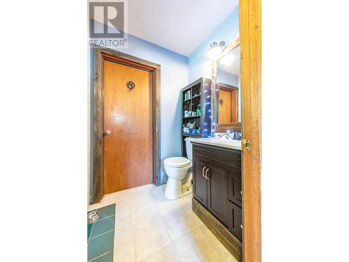 9905 6 Highway, Salmo, BC - Indoor Photo Showing Bathroom