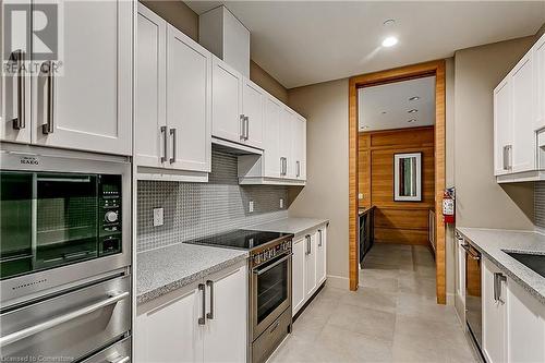 3500 Lakeshore Road W Unit# 808, Oakville, ON - Indoor Photo Showing Kitchen With Upgraded Kitchen