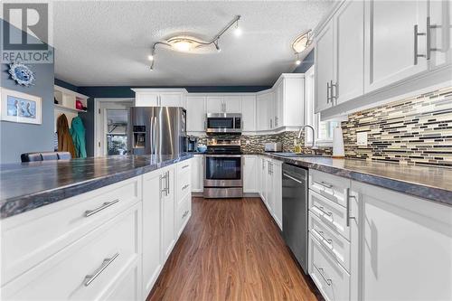 164 Eldorado Crescent, Pembroke, ON - Indoor Photo Showing Kitchen With Upgraded Kitchen