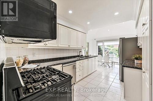 3608 Kelso Crescent, Mississauga, ON - Indoor Photo Showing Kitchen With Upgraded Kitchen