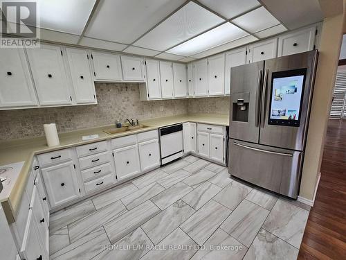 6306 Crickadorn Court, Mississauga, ON - Indoor Photo Showing Kitchen