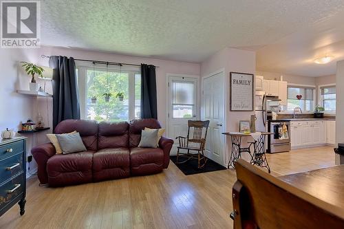 669 Third Avenue S, Pembroke, ON - Indoor Photo Showing Living Room