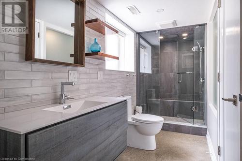 Walk-Through Ensuite Off Of Spare Room. - 147 Mountain Park Avenue, Hamilton, ON - Indoor Photo Showing Bathroom