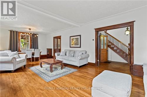 22 Robinson Street S, Grimsby, ON - Indoor Photo Showing Living Room