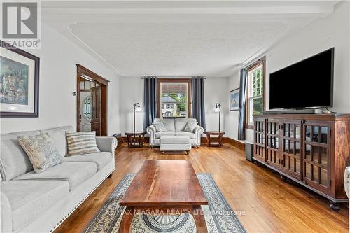 22 Robinson Street S, Grimsby, ON - Indoor Photo Showing Living Room