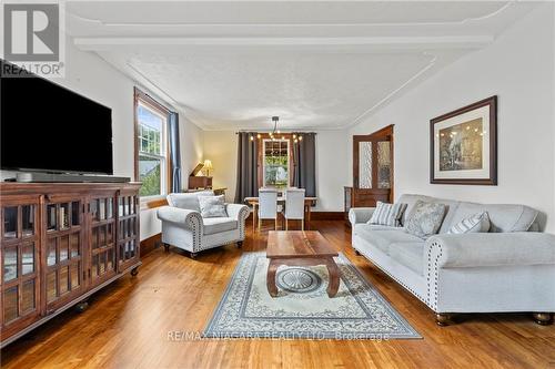 22 Robinson Street S, Grimsby, ON - Indoor Photo Showing Living Room