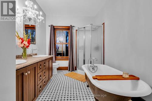 7817 Side Rd 10 Road, Centre Wellington, ON - Indoor Photo Showing Bathroom