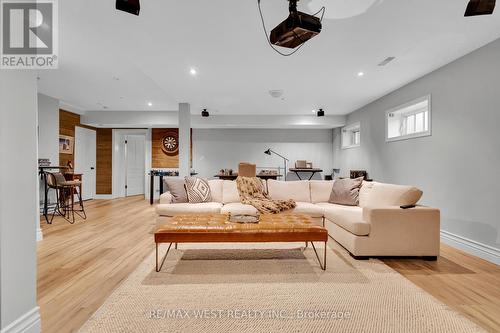 7817 Side Rd 10 Road, Centre Wellington, ON - Indoor Photo Showing Living Room