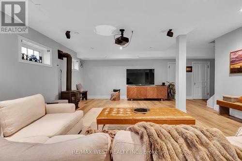 7817 Side Rd 10 Road, Centre Wellington, ON - Indoor Photo Showing Living Room