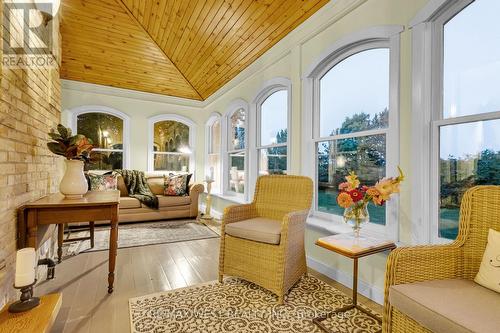 7817 Side Rd 10 Road, Centre Wellington, ON - Indoor Photo Showing Living Room