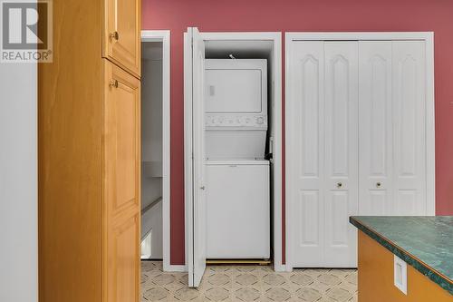 1980 Ethel Street, Kelowna, BC - Indoor Photo Showing Laundry Room