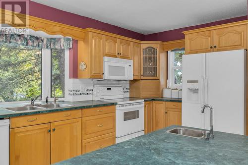 1980 Ethel Street, Kelowna, BC - Indoor Photo Showing Kitchen With Double Sink