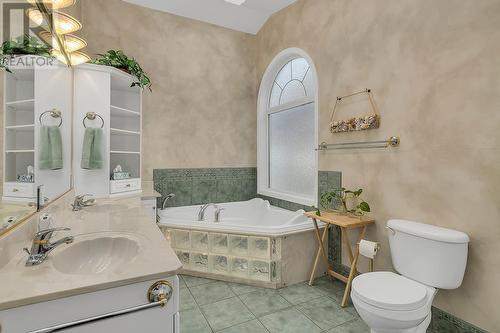 1980 Ethel Street, Kelowna, BC - Indoor Photo Showing Bathroom