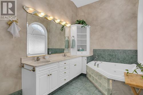 1980 Ethel Street, Kelowna, BC - Indoor Photo Showing Bathroom