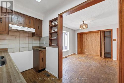 22 Lady Bower Crescent, Toronto, ON - Indoor Photo Showing Kitchen