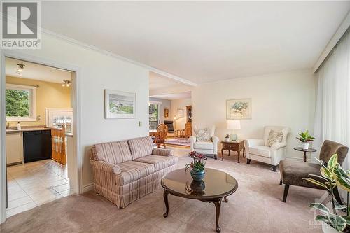 7 Edgebrook Road, Ottawa, ON - Indoor Photo Showing Living Room