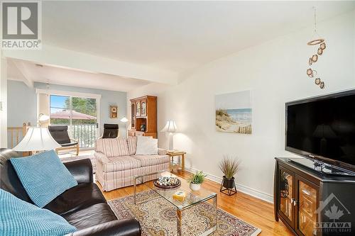 7 Edgebrook Road, Ottawa, ON - Indoor Photo Showing Living Room