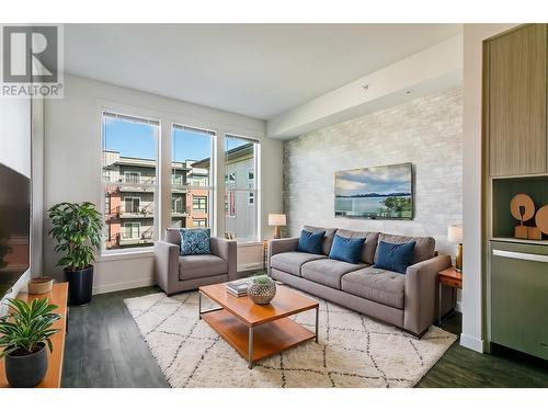 1770 Richter Street Unit# Ph23, Kelowna, BC - Indoor Photo Showing Living Room