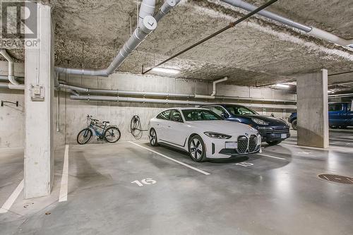 1770 Richter Street Unit# Ph23, Kelowna, BC - Indoor Photo Showing Garage