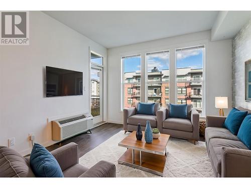 1770 Richter Street Unit# Ph23, Kelowna, BC - Indoor Photo Showing Living Room