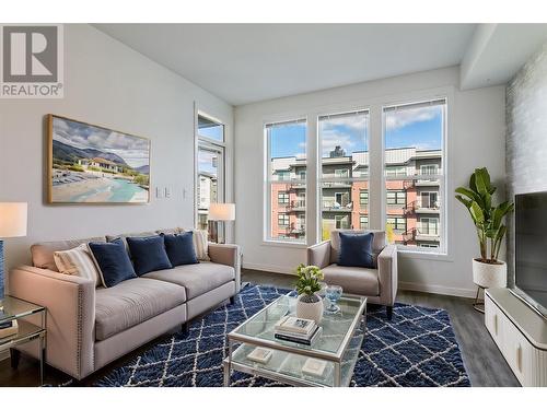 1770 Richter Street Unit# Ph23, Kelowna, BC - Indoor Photo Showing Living Room