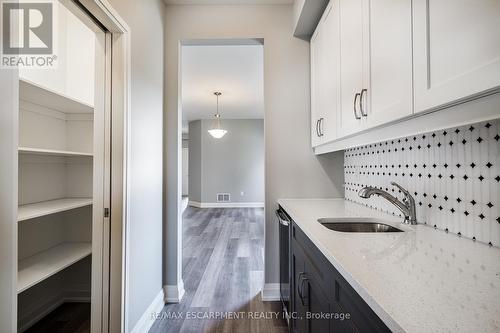 219 Klein Circle, Hamilton, ON - Indoor Photo Showing Kitchen