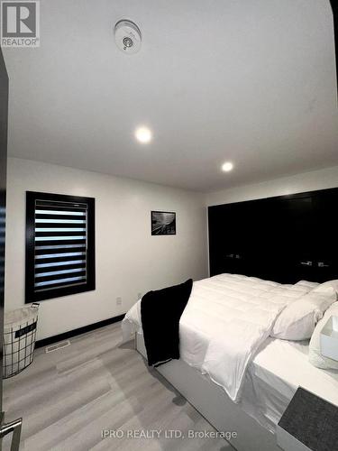 4985 Crysler Avenue, Niagara Falls, ON - Indoor Photo Showing Bedroom