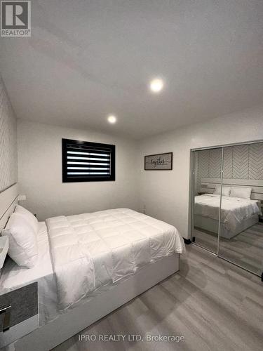 4985 Crysler Avenue, Niagara Falls, ON - Indoor Photo Showing Bedroom