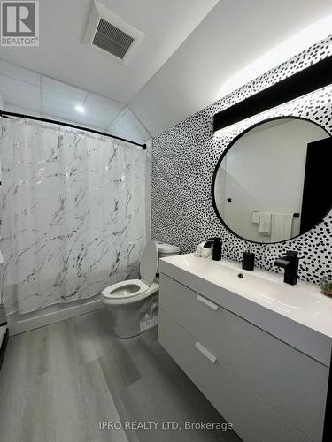 4985 Crysler Avenue, Niagara Falls, ON - Indoor Photo Showing Bathroom