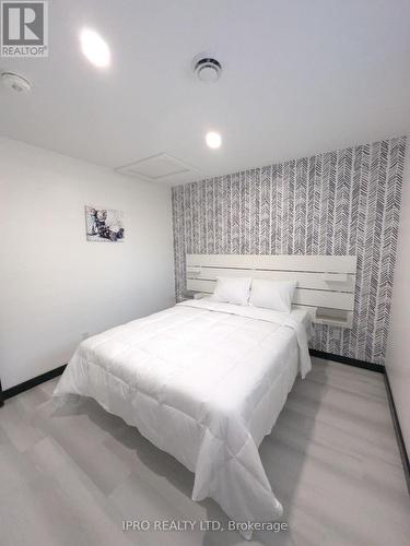 4985 Crysler Avenue, Niagara Falls, ON - Indoor Photo Showing Bedroom