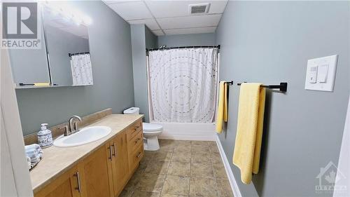 Walkout Level In-law Suite - 4 Piece Bath - 103 Lady Slipper Way, Carp, ON - Indoor Photo Showing Bathroom