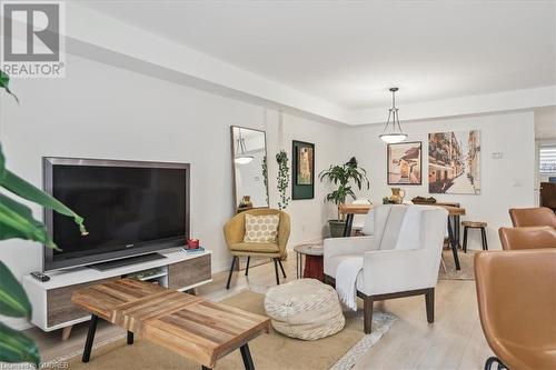 3058 Sixth Line Unit# 103, Oakville, ON - Indoor Photo Showing Living Room