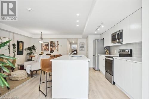 3058 Sixth Line Unit# 103, Oakville, ON - Indoor Photo Showing Kitchen