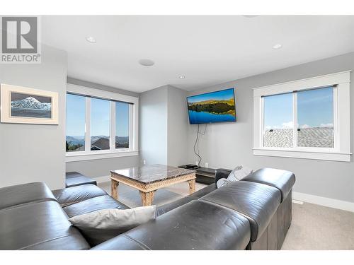 440 Audubon Court, Kelowna, BC - Indoor Photo Showing Living Room