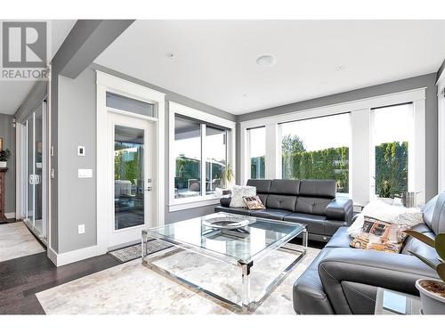 440 Audubon Court, Kelowna, BC - Indoor Photo Showing Living Room