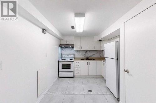 Bsmt - 36 Bradstone Square, Toronto, ON - Indoor Photo Showing Kitchen