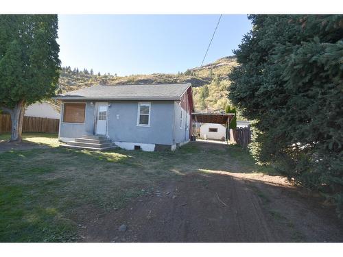 560 10Th Avenue, Montrose, BC - Outdoor