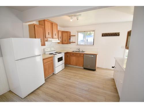 560 10Th Avenue, Montrose, BC - Indoor Photo Showing Kitchen With Double Sink