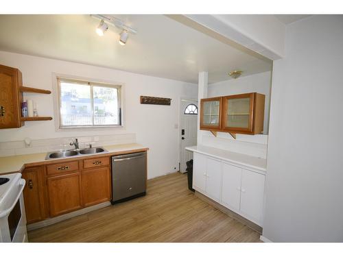 560 10Th Avenue, Montrose, BC - Indoor Photo Showing Kitchen With Double Sink