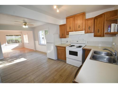 560 10Th Avenue, Montrose, BC - Indoor Photo Showing Kitchen With Double Sink