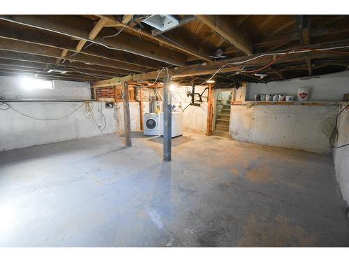 560 10Th Avenue, Montrose, BC - Indoor Photo Showing Basement