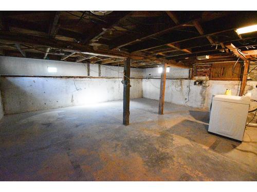 560 10Th Avenue, Montrose, BC - Indoor Photo Showing Basement