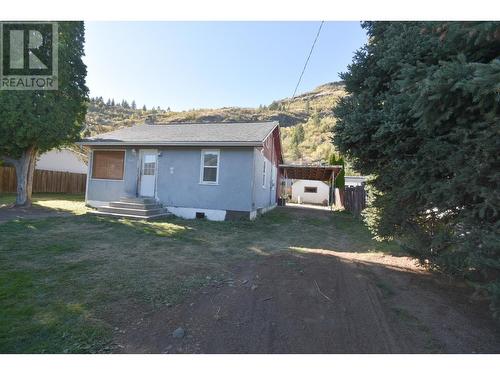 560 10Th Avenue, Montrose, BC - Outdoor