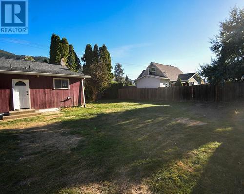 560 10Th Avenue, Montrose, BC - Outdoor