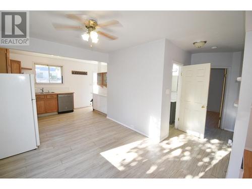 560 10Th Avenue, Montrose, BC - Indoor Photo Showing Kitchen